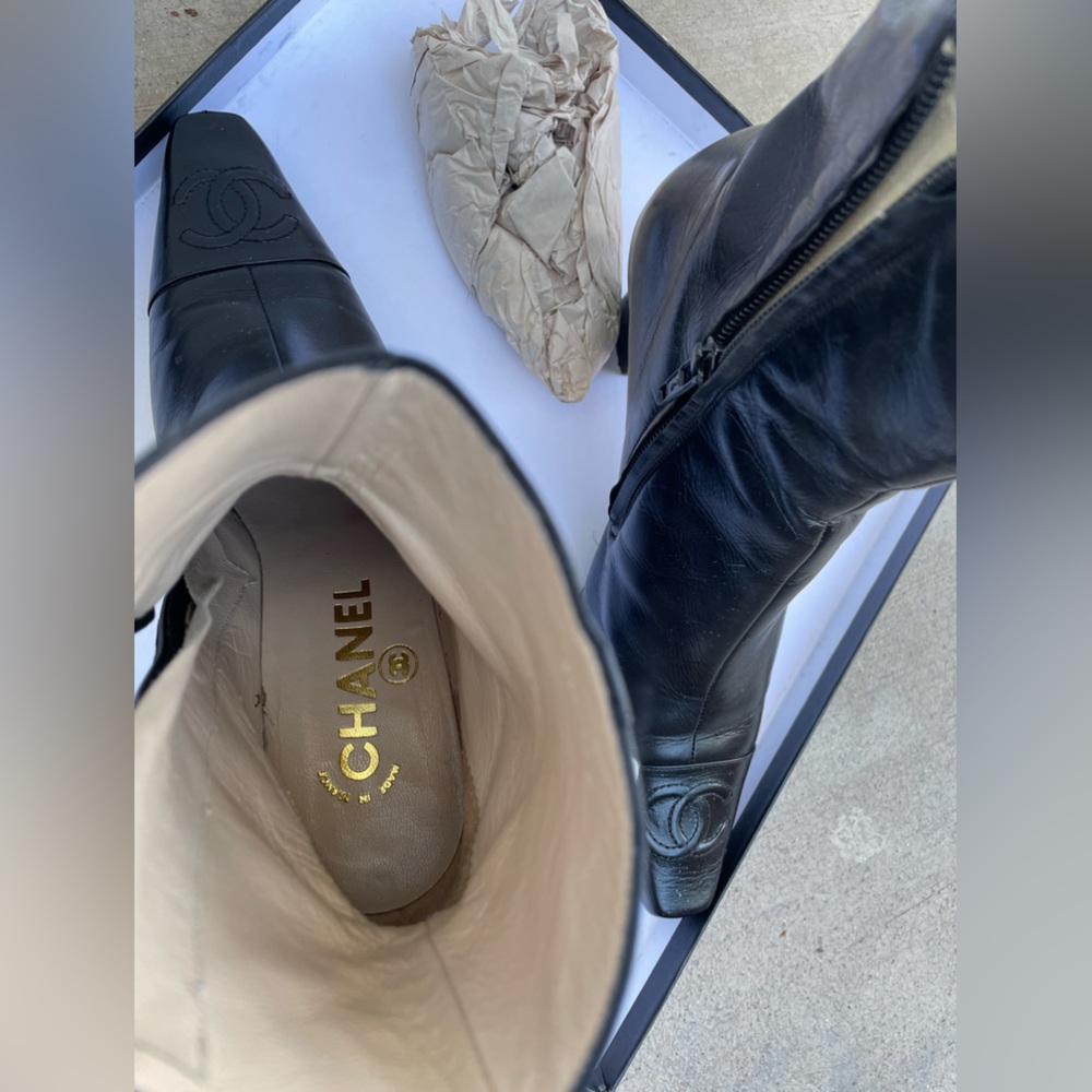 Authentic Vintage Chanel black leather boots with CC logo - Picture 7 of 15
